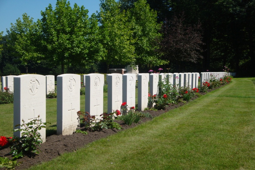 Commonwealth War Cemetery Kemmel Chateau #4