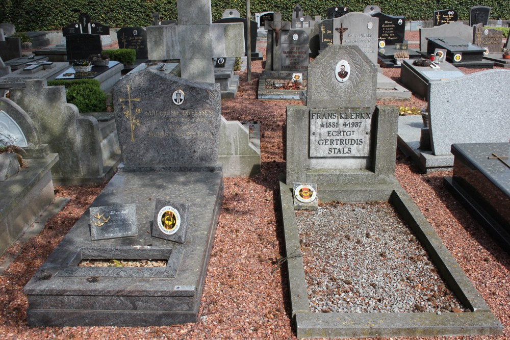 Belgian Graves Veterans Lanklaar Old Cemetery #4