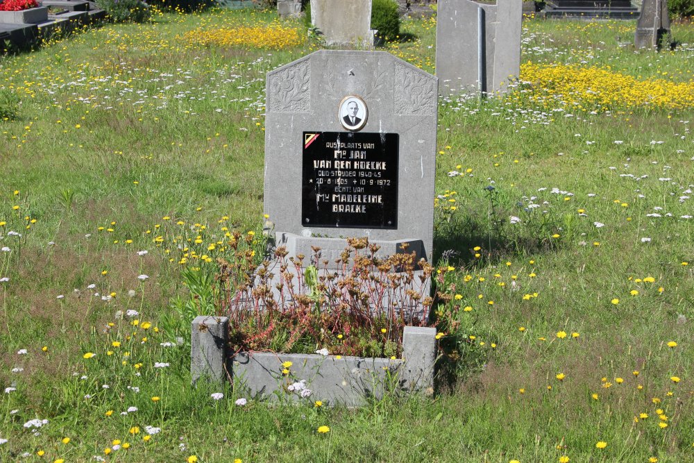 Belgian Graves Veterans Lochristi New Cemetery #4