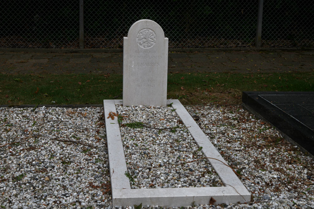 Dutch War Graves Churchyard H.H. Marcellinus en Petrus Oud-Geleen #2