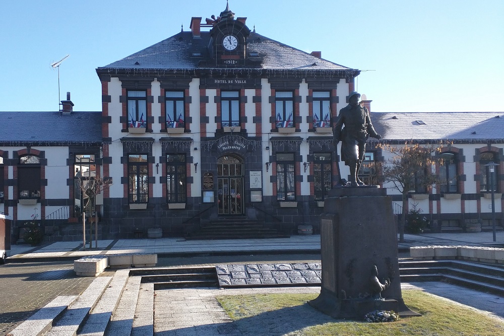 War Memorial Saint-Éloy-les-Mines #2