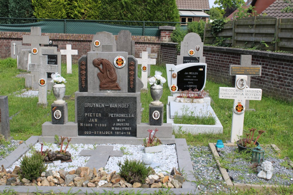 Belgian Graves Veterans Molenbeersel Churchyard #2
