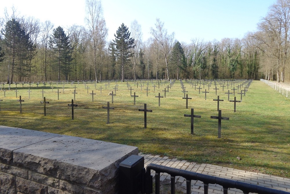 Duitse Oorlogsbegraafplaats Champ de Manuvre