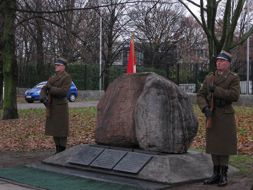 Canadees-Pools Monument Warschau