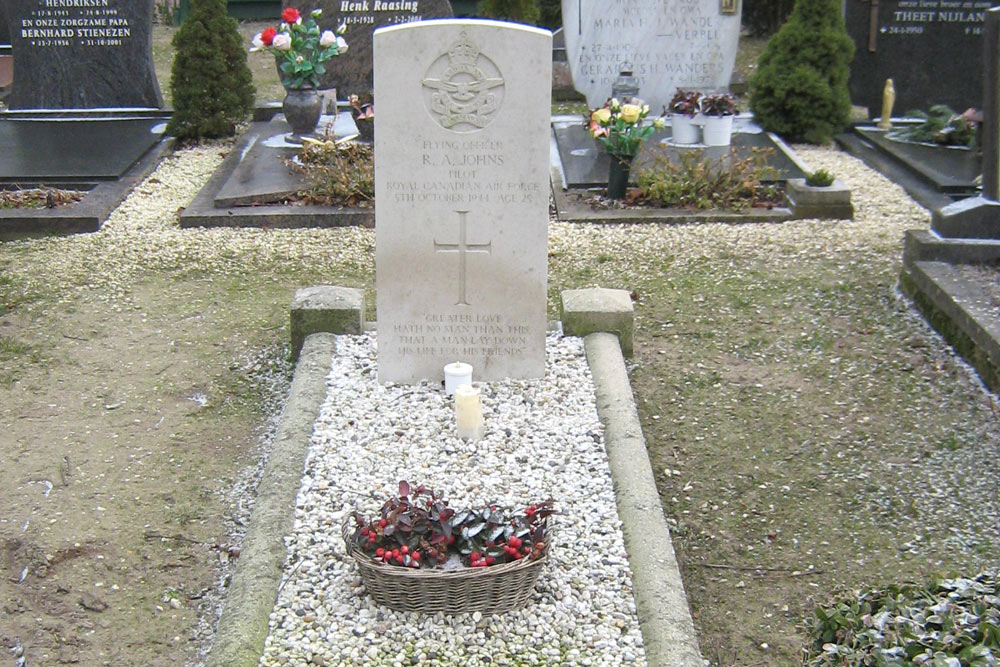 Commonwealth War Grave Roman Catholic Cemetery Zevenaar #1