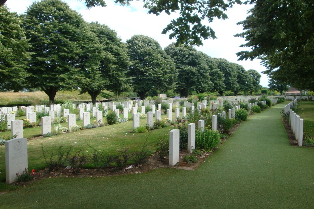 Commonwealth War Cemetery Essex Farm #1