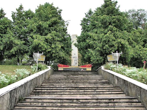 Massagraf Sovjetsoldaten & Oorlogsmonument Kreminna