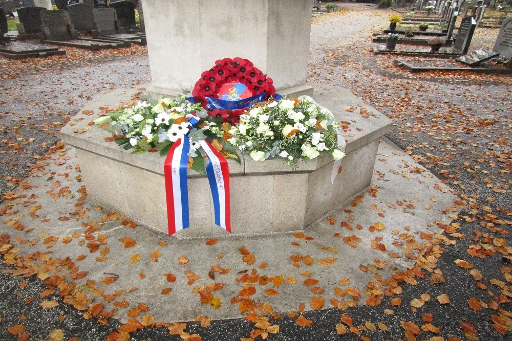 Oorlogsgraven van het Gemenebest Gemeentelijke Begraafplaats Oostergaarde #3