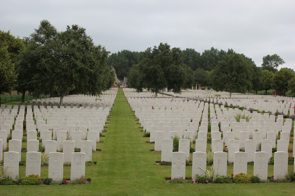 Commonwealth War Cemetery Hooge Crater #5