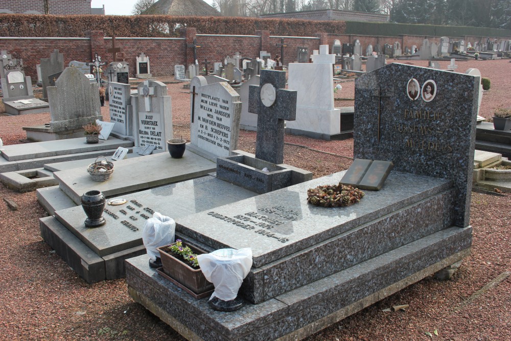 Belgian Graves Veterans Veldwezelt #1