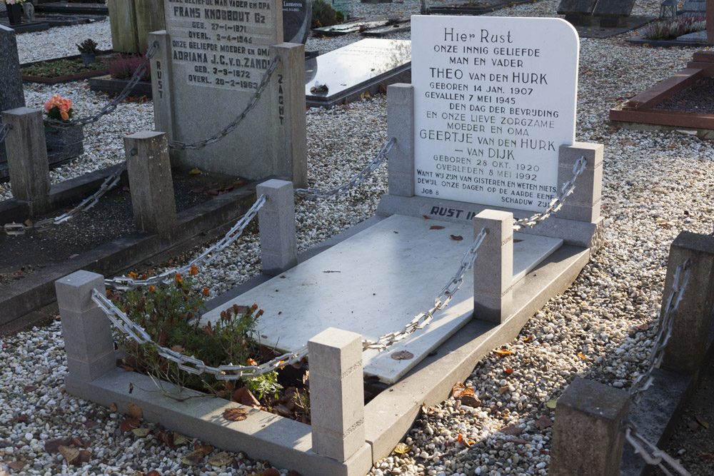 Grave Resistance Fighter Municipal Cemetery Beusichem #1