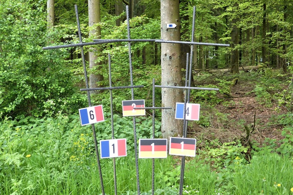 Gedenktekens Gesneuvelden Duitse en Franse Militairen Ochamps #1