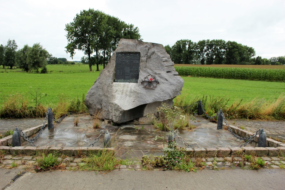 Monument 3de Belgische Legerdivisie Merkem #1