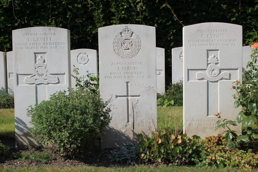 Oorlogsgraven van het Gemenebest Kortrijk #3