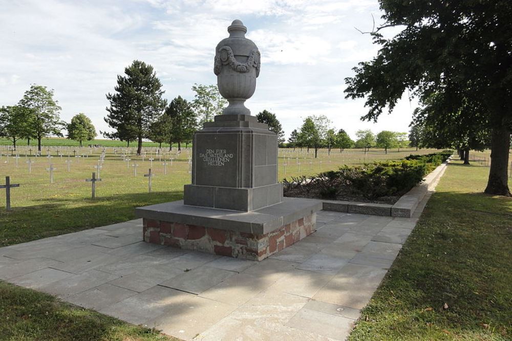 Monument op Duitse Oorlogsbegraafplaats Sissonne