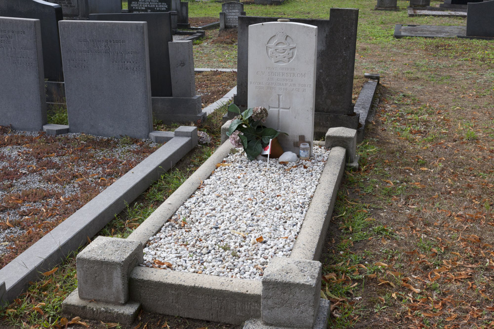 Commonwealth War Grave Municipal Cemetery Ruurlo #2