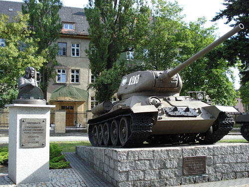 Monument 1e Pantserkorps (T-34/85 Tank) #1