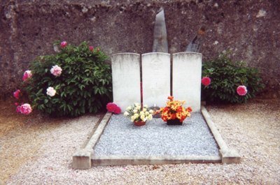 Oorlogsgraven van het Gemenebest Genouilly #1
