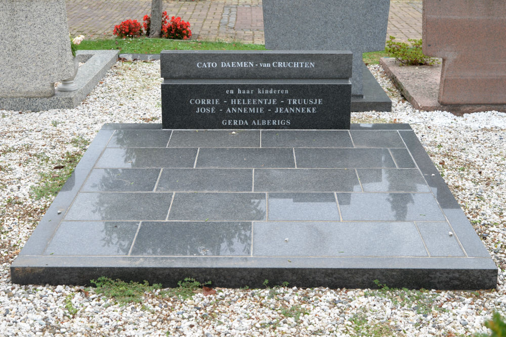 Nederlandse Oorlogsgraven Kerkhof H.H. Marcellinus en Petrus Oud-Geleen #4