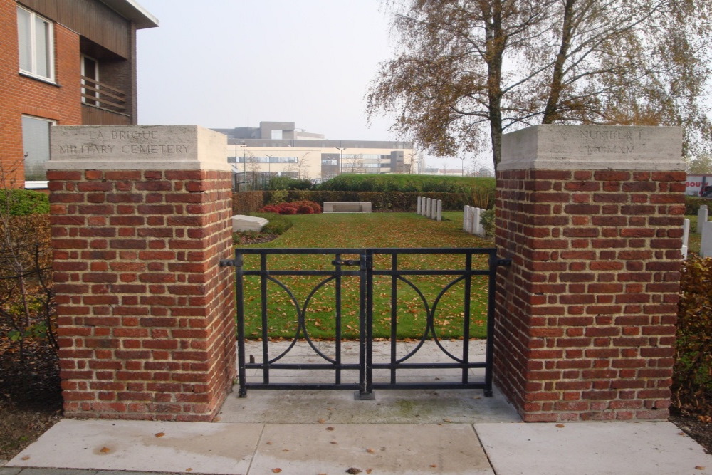 Commonwealth War Cemetery La Brique Military No. 1