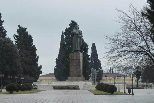 Statue Hazi Aslanov #1