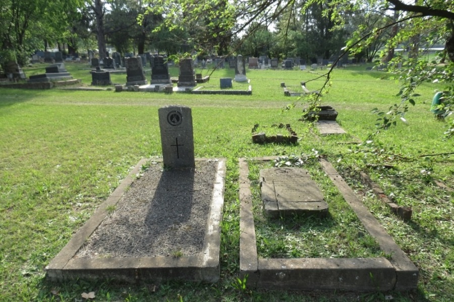 Commonwealth War Graves Estcourt Cemetery #1