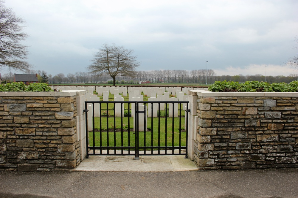 Commonwealth War Cemetery Dickebusch New Military #1