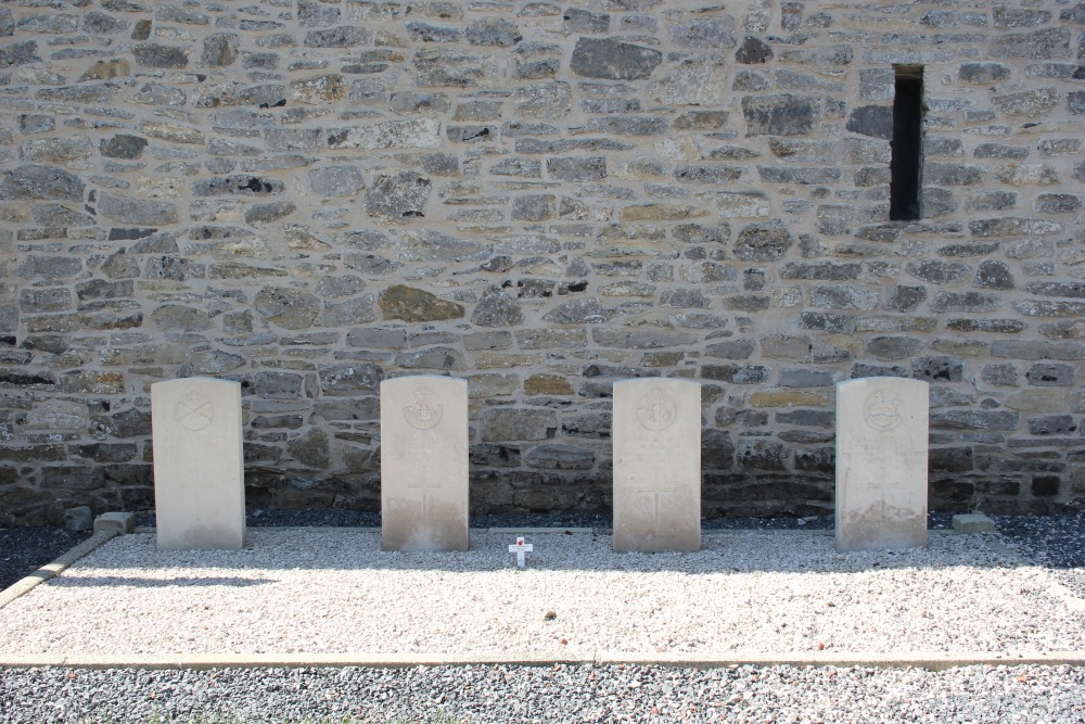 Oorlogsgraven van het Gemenebest Esquelmes Kerkhof #4