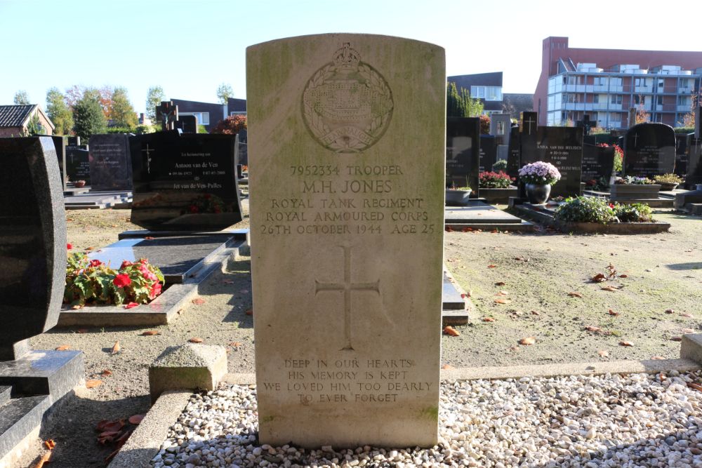 Commonwealth War Graves Roman Catholic Churchyard Udenhout #4