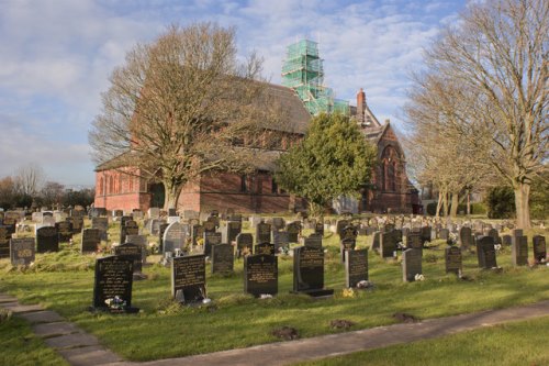 Commonwealth War Graves St. Elizabeth of Hungary Churchyard