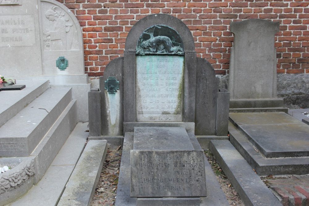 Belgian Graves Veterans Nukerke Churchyard #5