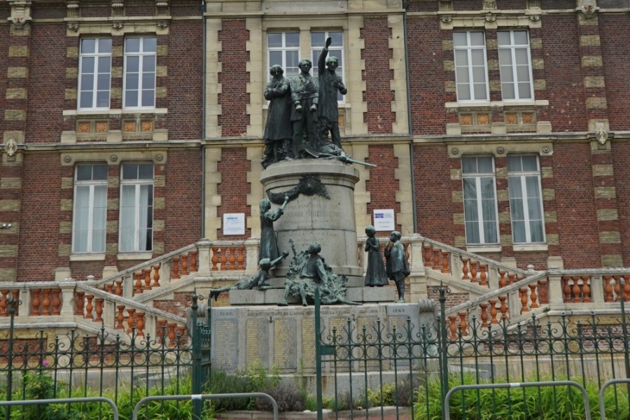 Oorlogsmonument École d'instituteurs de Laon #1