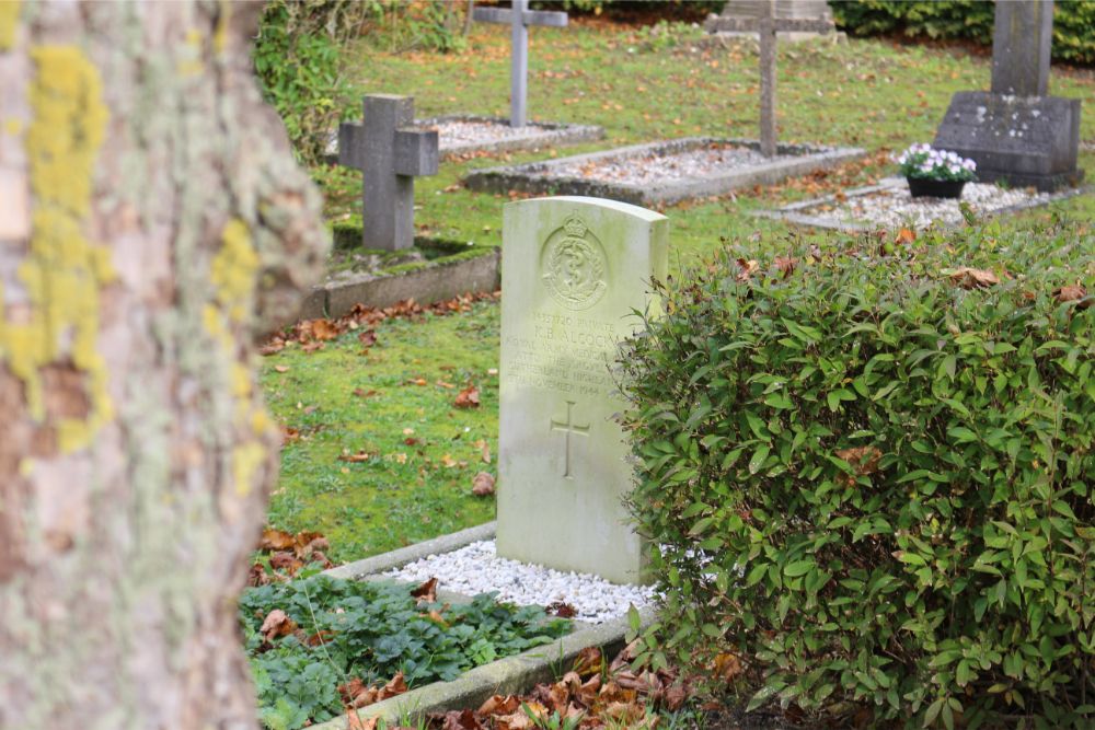 Commonwealth War Grave Roman Catholic Cemetery Oud-Empel #3