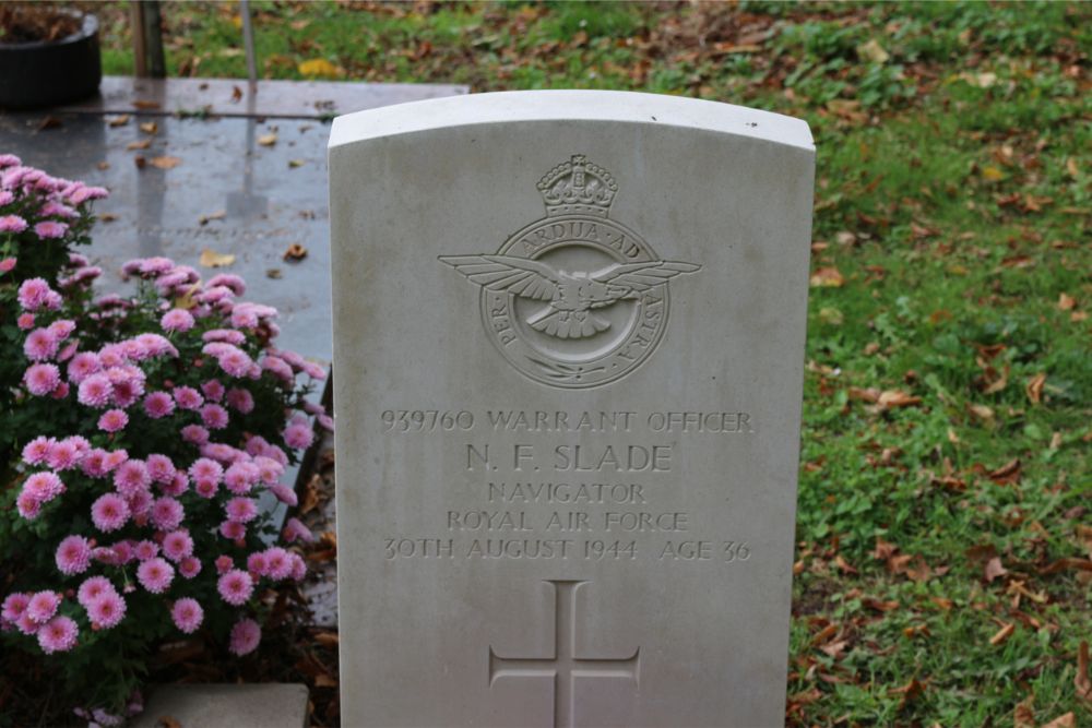 Commonwealth War Graves Municipal Cemetery Engelen #5