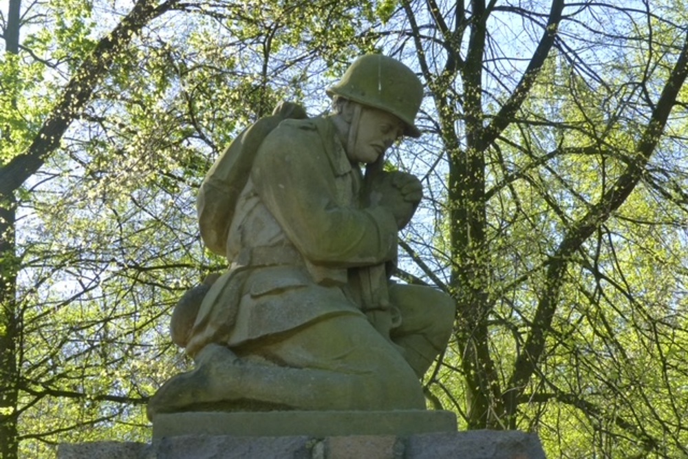 War Memorial Gro Huslingen #2