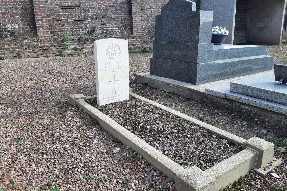 Commonwealth War Graves Villers-Bretonneux #3