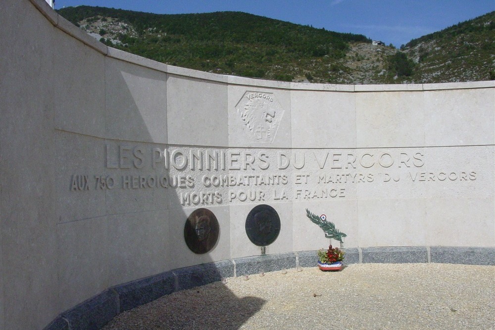 Monument Verzetsstrijders Begraafplaats Vassieux-en-Vercors #1