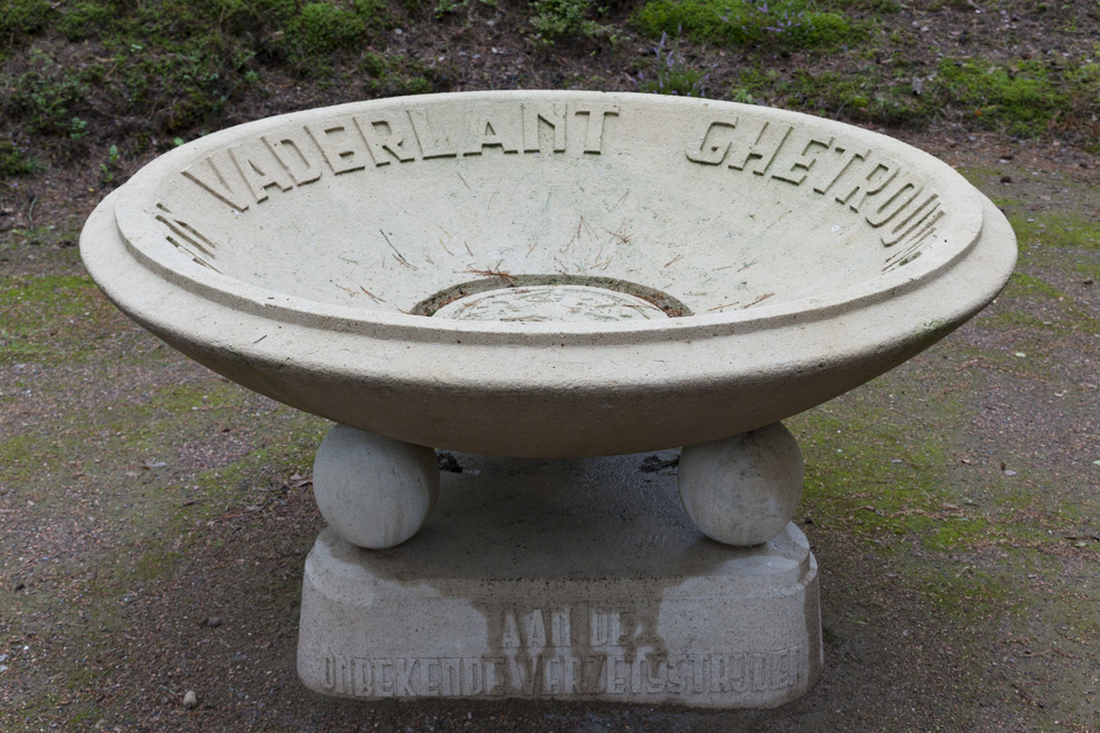 Monument Onbekende Verzetsstrijder Nederlands Ereveld Loenen #1