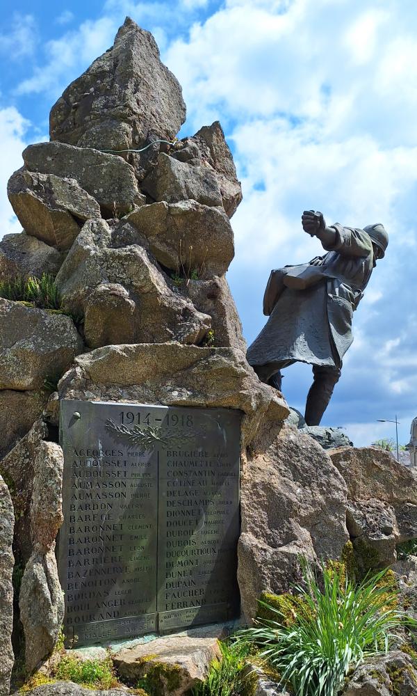 Oorlogsmonument Dun le Palestel #2