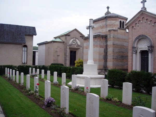 Commonwealth War Graves Padua Main Cemetery #1