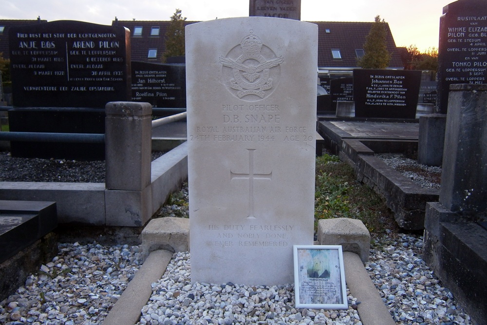 Commonwealth War Grave Municipal Cemetery Loppersum #1