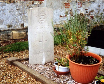 Commonwealth War Grave Cricqueville-en-Auge #1