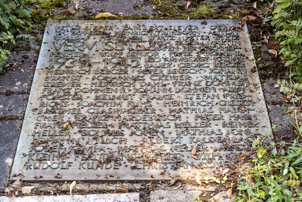 Oorlogsmonument Begraafplaats Blatzheim #2