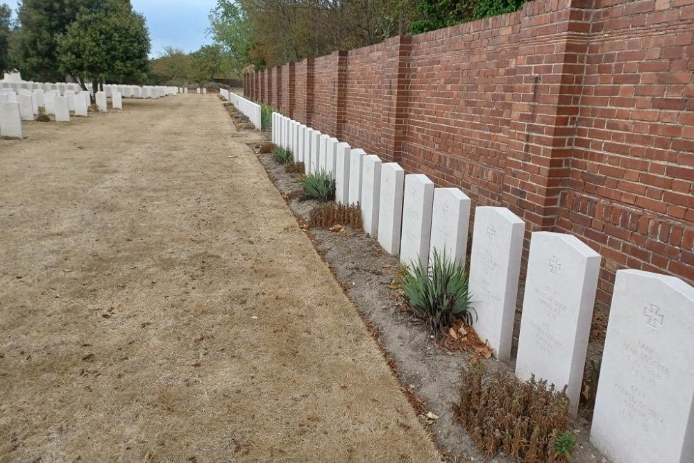 War Cemetery Commonwealth Les Baraques #4