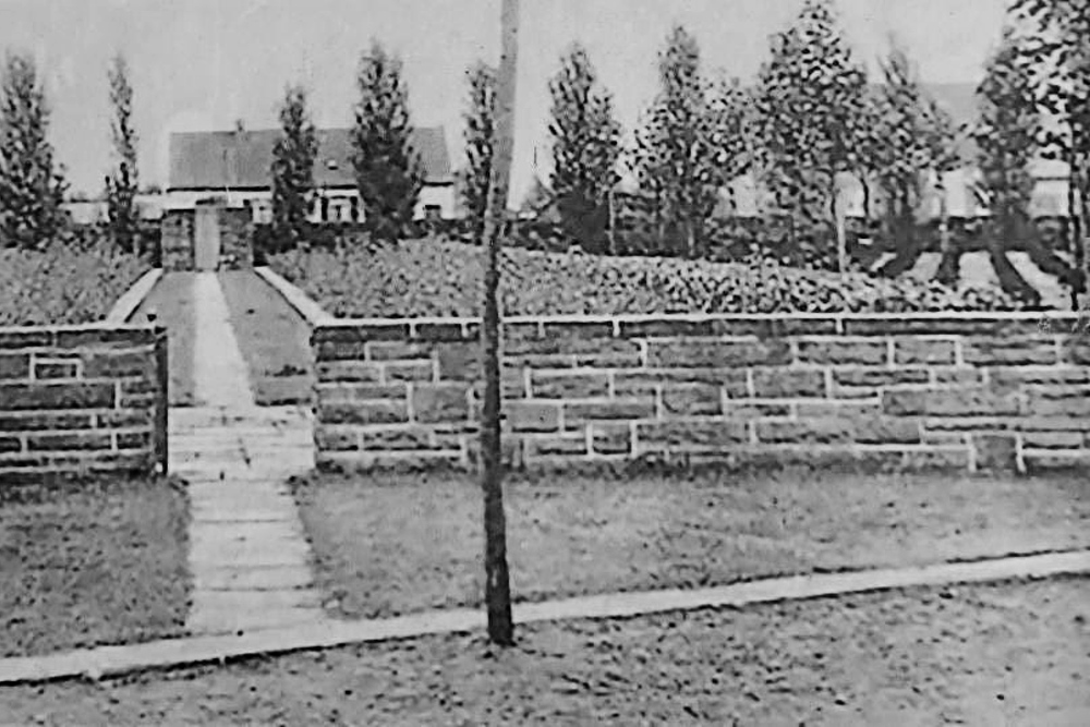 Wall Disbanded German Ehrenfriedhof 124 #4