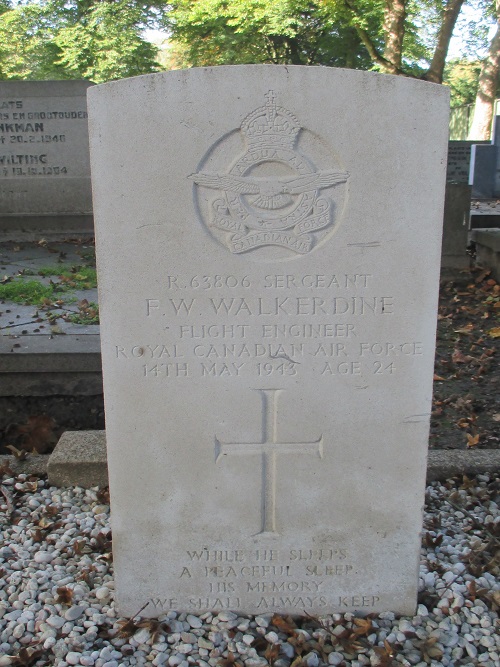 Commonwealth War Graves Protestant Churchyard Dalen #3