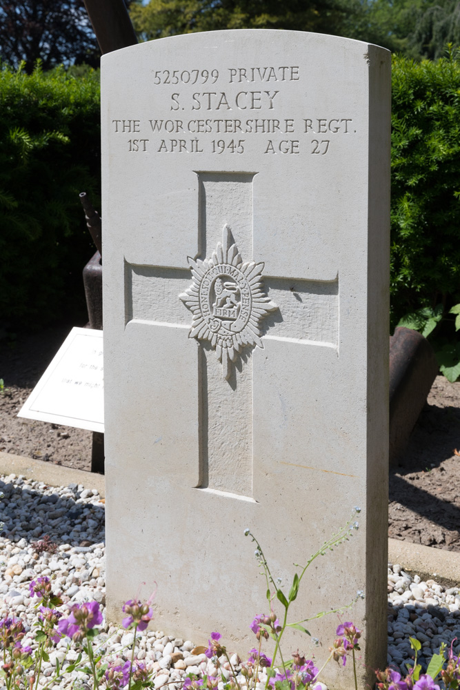 Commonwealth War Graves General Cemetery Diepenheim #3