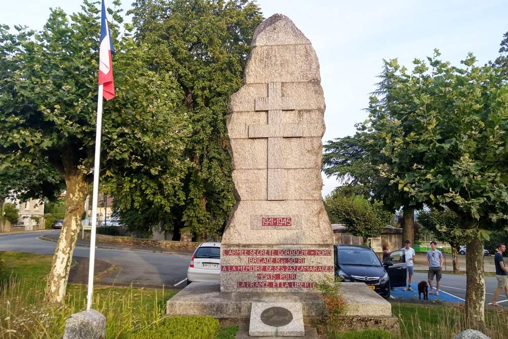 Oorlogsmonument Thiviers #1