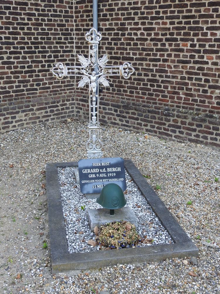 Dutch War Grave Stevensweert Churchyard #3