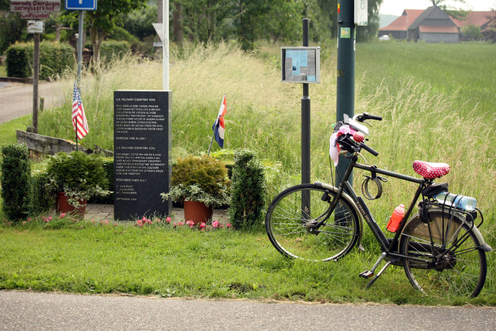 Monument Voormalige Amerikaanse Begraafplaats Son #2